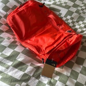 NWT the North Face Voyager 32L
